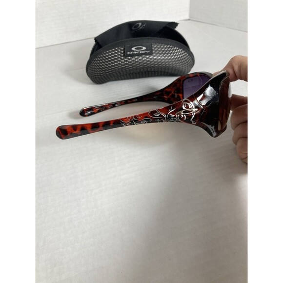 Oakley Woman's Sunglasses Black Red Tortoise With Case And Cleaning Cloth READ - Picture 9 of 15